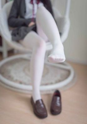 美女穿裙蹲下露底_高清全集免费播放